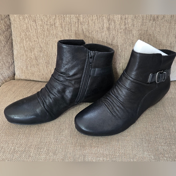Baretraps Ankle Boots with Ruched Design - Picture 2 of 5